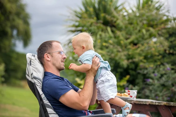 Jovem pai, segurando seu menino bonito ao ar livre, abraçá-lo, kis — Fotografia de Stock