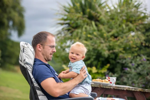 Młody ojciec, trzymając jego cute baby boy na zewnątrz, przytulać go, KIS — Zdjęcie stockowe