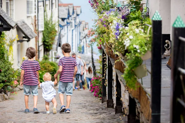 Vacker familj, promenader på gatorna i Clovelly, trevlig gammal v — Stockfoto