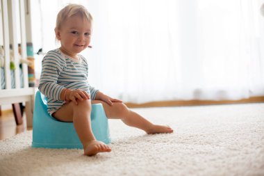 Sevimli Toddler çocuk, lazımlık eğitim, onun oyuncak ayı ile oynuyor 