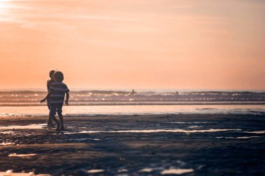 Çocuklar, güzel erkek kardeşler, izlerken ve besleyen martılar 