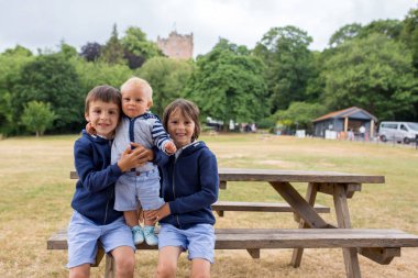 En içinde Dunston Kalesi önünde alawn güzel çocuklar