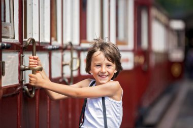 Vintage giysiler giymiş güzel çocuk, eski Buhar zevk 