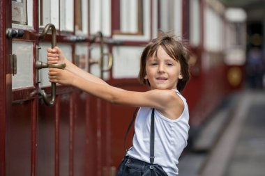 Vintage giysiler giymiş güzel çocuk, eski Buhar zevk 