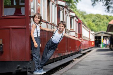Vintage kıyafetler giymiş güzel çocuklar, eski Ste zevk