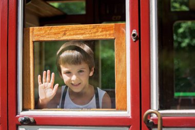 Vintage giysiler giymiş güzel çocuk, eski Buhar zevk 