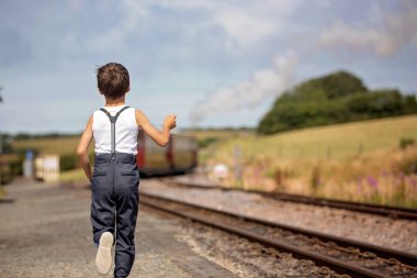 Vintage giysiler giymiş güzel çocuk, eski Buhar zevk 