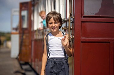 Vintage giysiler giymiş güzel çocuk, eski Buhar zevk 