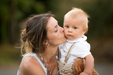 Anne ve bebek çocuk açık. Anne aşık küçük oğlu kucaklamak. Kadın