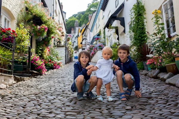 Vacker familj, promenader på gatorna i Clovelly, trevlig gammal v — Stockfoto