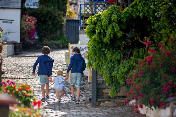 Schöne Familie, zu Fuß auf den Straßen von clovelly, schöne alte v — Stockfoto