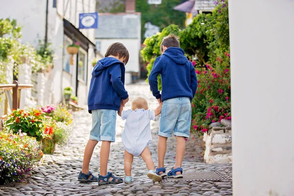 Linda família, andando nas ruas de Clovelly, bom velho v — Fotografia de Stock