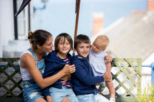 Bella famiglia, passeggiando per le strade di Clovelly, bella vecchia v — Foto Stock