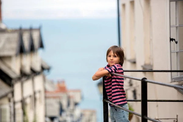 Linda família, andando nas ruas de Clovelly, bom velho v — Fotografia de Stock