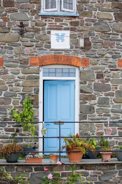 Hermosa vista de las calles de Clovelly, bonito pueblo antiguo en t — Foto de Stock