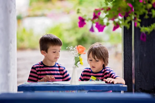 Niños leyendo mapa y planeando un viaje en roda, sentados en un pequeño —  Fotos de Stock