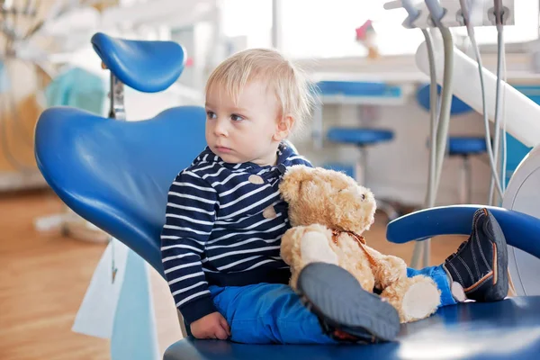 Menino com brinquedo de ursinho de pelúcia na clínica do dentista para r — Fotografia de Stock