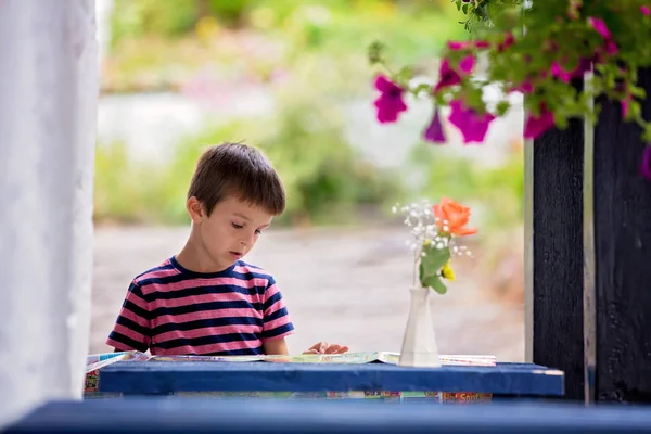 Barn läser karta och planerar Roda resa, sitter på en liten — Stockfoto