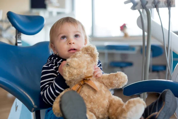 Copil mic cu jucărie de ursuleț de pluș la clinica stomatologică pentru r — Fotografie, imagine de stoc