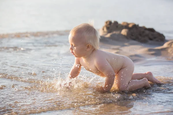 Niño, jugando en la playa en el agua, sonriendo — Foto de Stock