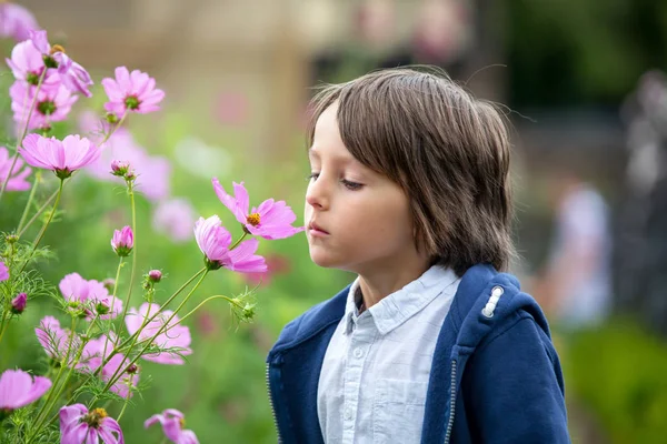 Bellissimo bambino in giardino fiorito incredibile — Foto Stock