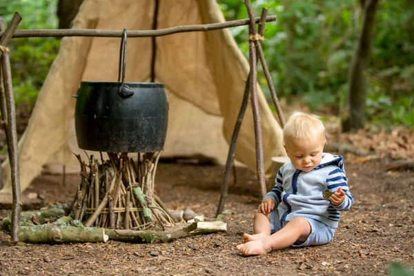 Schöne Kinder, Geschwister, Zelten im Wald — Stockfoto