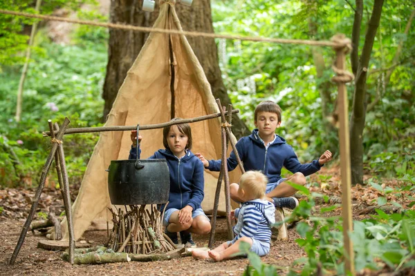 Schöne Kinder, Geschwister, Zelten im Wald — Stockfoto