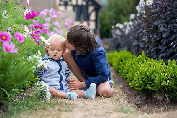 Bellissimo bambino in giardino fiorito incredibile — Foto Stock