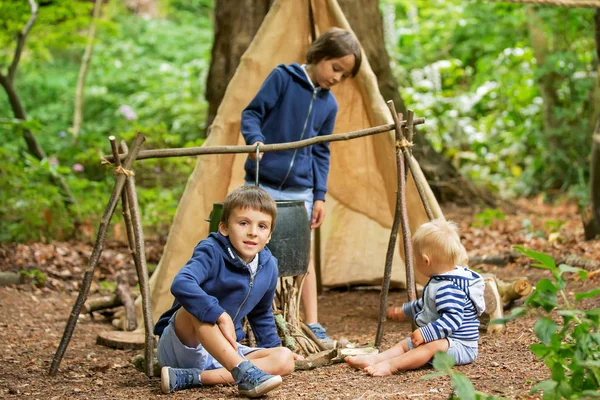 Красиві діти, брати і сестри, кемпінг в лісі — стокове фото