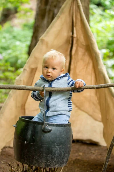 Bei bambini, fratelli, campeggio nella foresta — Foto Stock