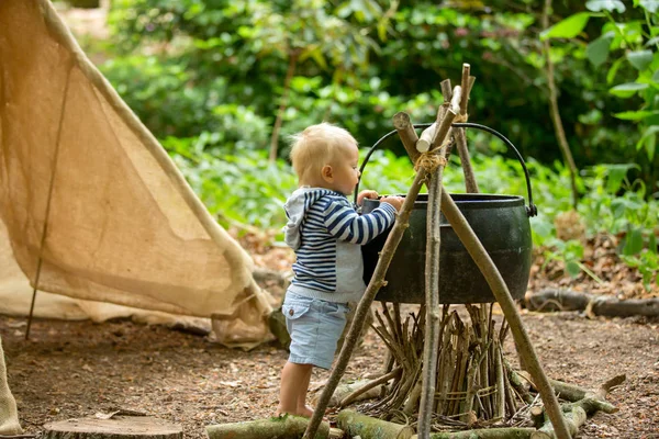 Beautiful children, siblings, camping in the forest — Stock fotografie
