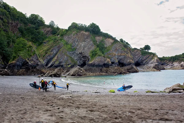 Playa rocosa en Inglaterra, océano y acantilados — Foto de Stock