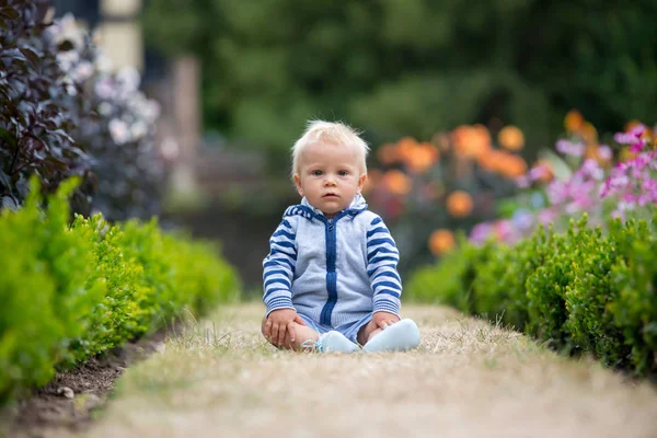 Bellissimo bambino in giardino fiorito incredibile — Foto Stock