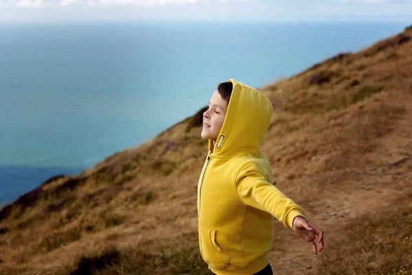 Rapaz, a apreciar a natureza do contryside em North Devon — Fotografia de Stock