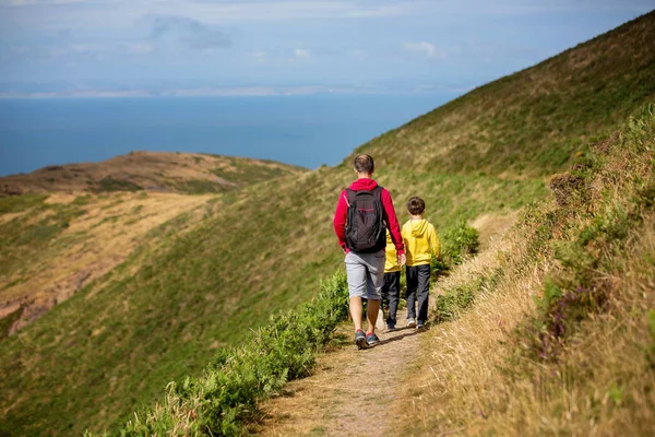 Padre e hijos, senderismo en una hermosa naturaleza de Devon del Norte en —  Fotos de Stock