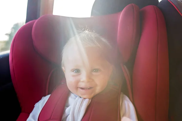 Porträt des niedlichen weißen kaukasischen Kleinkindes, das im Auto sitzt — Stockfoto