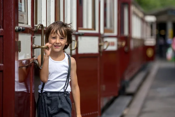 Schönes Kind, in Vintage-Kleidung gekleidet, genießt alten Dampf — Stockfoto