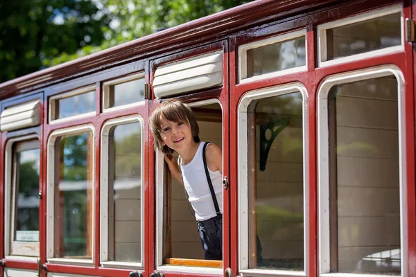 Schönes Kind, in Vintage-Kleidung gekleidet, genießt alten Dampf — Stockfoto