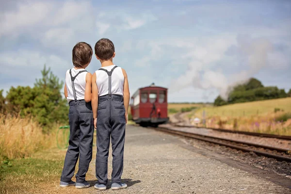 Schöne Kinder, gekleidet in Vintage-Klamotten, genießen alte — Stockfoto