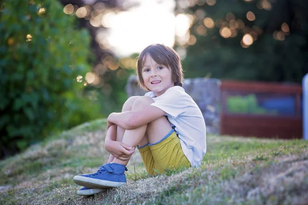 Preschool, Střelba s lukem a šipkou při západu slunce — Stock fotografie