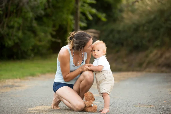 Mom and baby boy outdoor. Mother hug little son with love. Woman — Stock Photo, Image