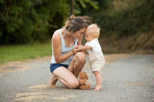 Mom and baby boy outdoor. Mother hug little son with love. Woman — Stock Photo, Image