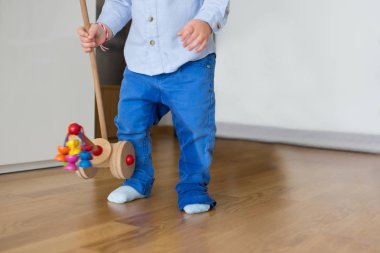 Küçük bir yürümeye başlayan çocuk, pantolonuna peeing, t üzerinde yapamaz