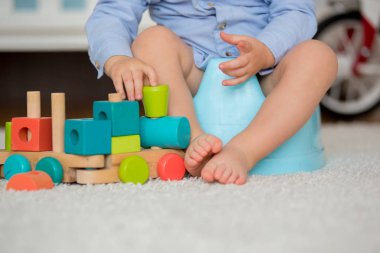 Sevimli Toddler çocuk, lazımlık eğitim, onun oyuncak ayı ile oynuyor 