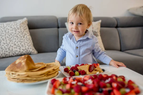 幼児、男の子、果物や juic のたくさんのパンケーキを食べる — ストック写真
