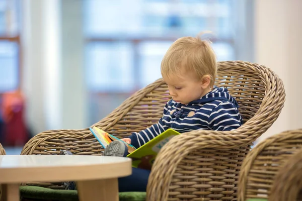 賢い子供たち, 少年兄弟, 図書館で自分自身を教育する — ストック写真