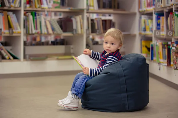 聪明的玩具男孩, 在图书馆教育自己, 看书 — 图库照片