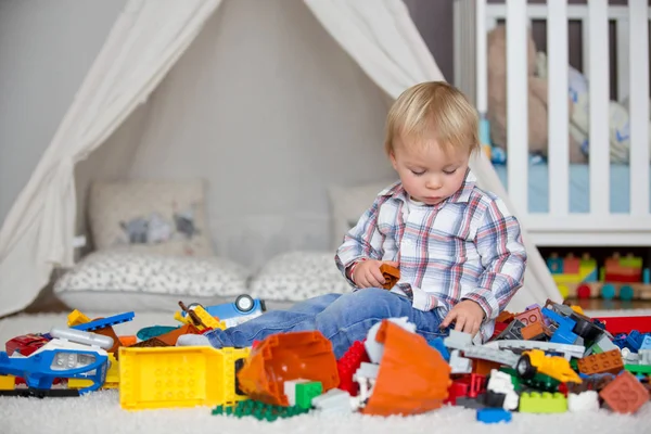 Enfant tout-petit jouant avec des jouets de construction à la maison — Photo