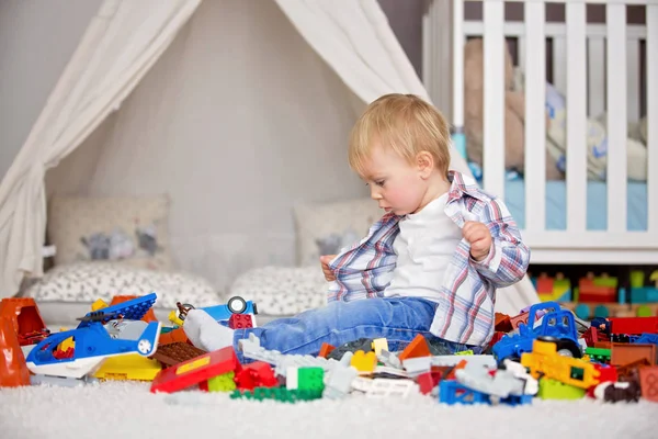 Criança brincando com brinquedos de construção em casa — Fotografia de Stock