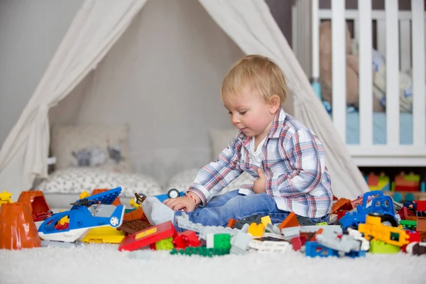 Niño pequeño jugando con juguetes de construcción en casa —  Fotos de Stock